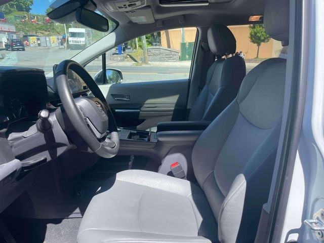 Used 2023 Toyota Sienna XLE FWD image 15
