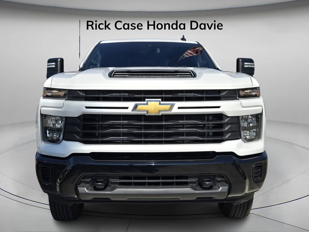 Used 2024 Chevrolet Silverado 2500 Custom w/ Custom Value Package image 5
