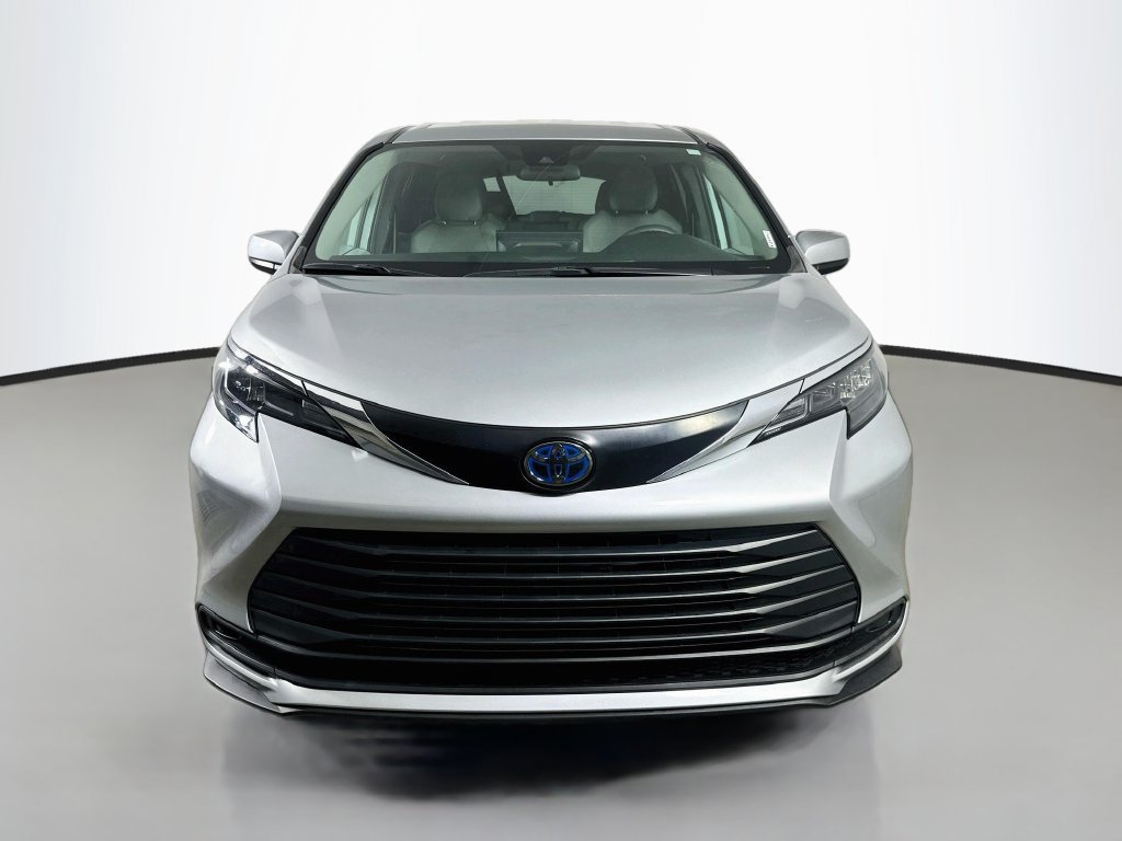 Used 2025 Toyota Sienna LE FWD image 2