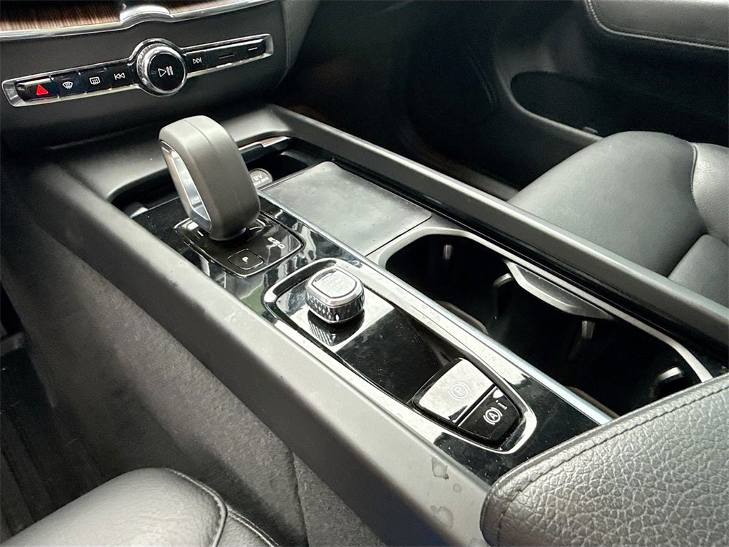 Used 2022 Volvo XC60 B5 Momentum image 18