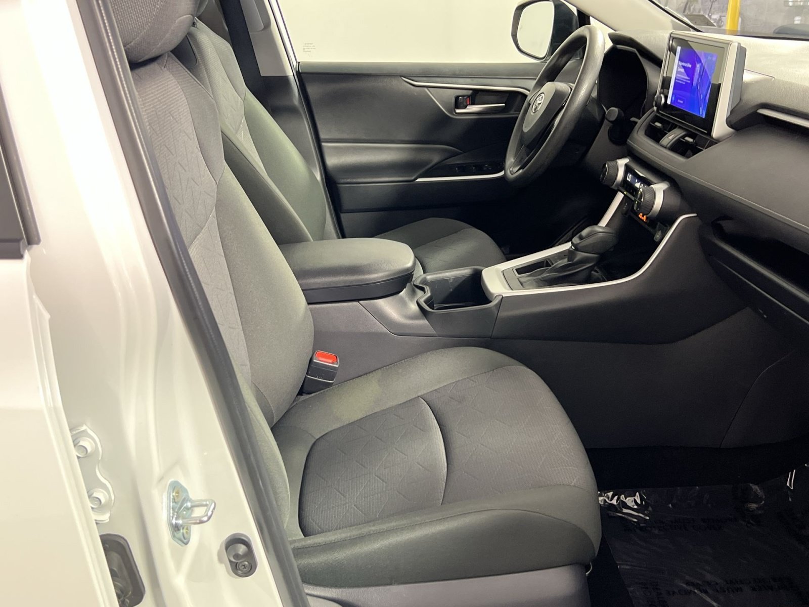 Used 2025 Toyota RAV4 XLE FWD image 29