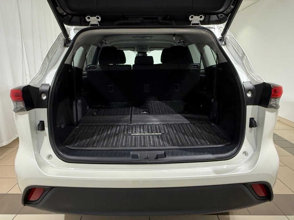 Used 2021 Toyota Highlander LE AWD/4WD image 12