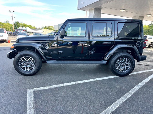 Used 2025 Jeep Wrangler Unlimited Sahara AWD/4WD image 8