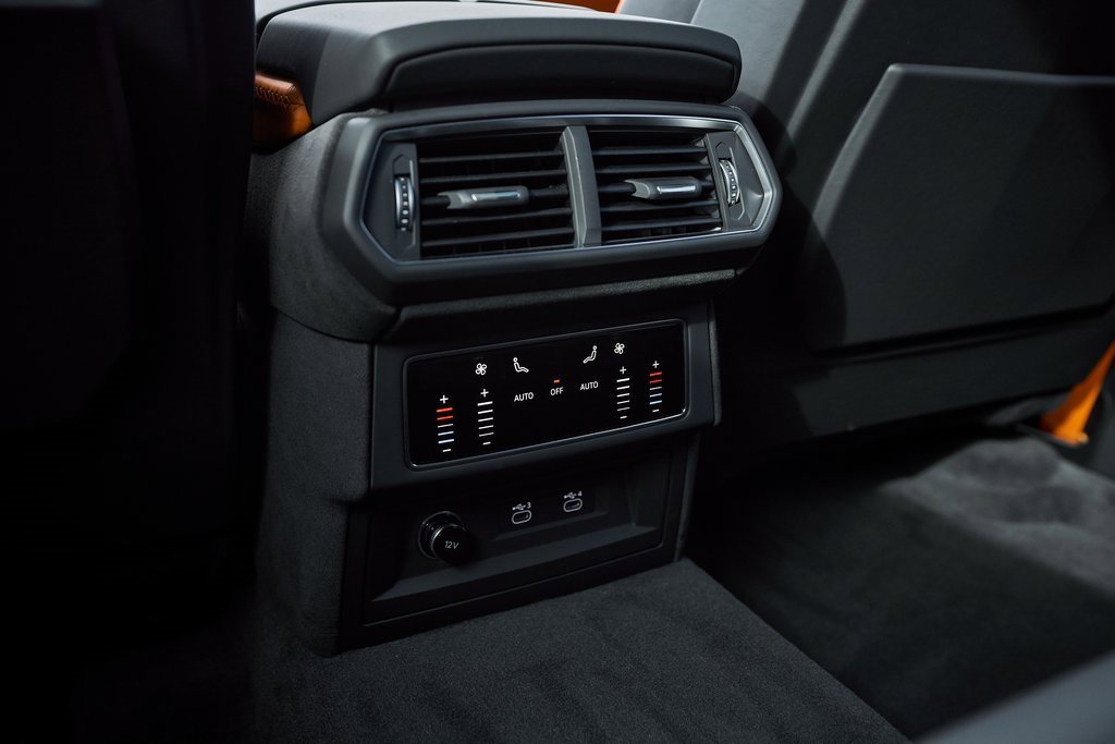 Used 2025 Lamborghini Urus SE image 48