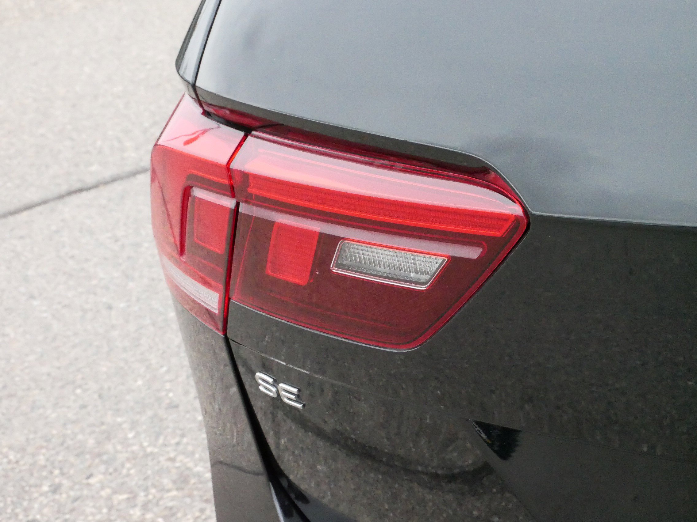 Certified 2024 Volkswagen Tiguan SE R-Line image 17