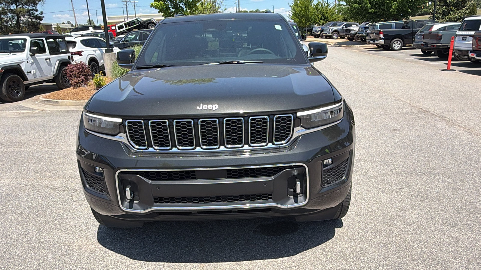 Used 2025 Jeep Grand Cherokee Overland w/ Luxury Tech Group IV AWD/4WD image 3