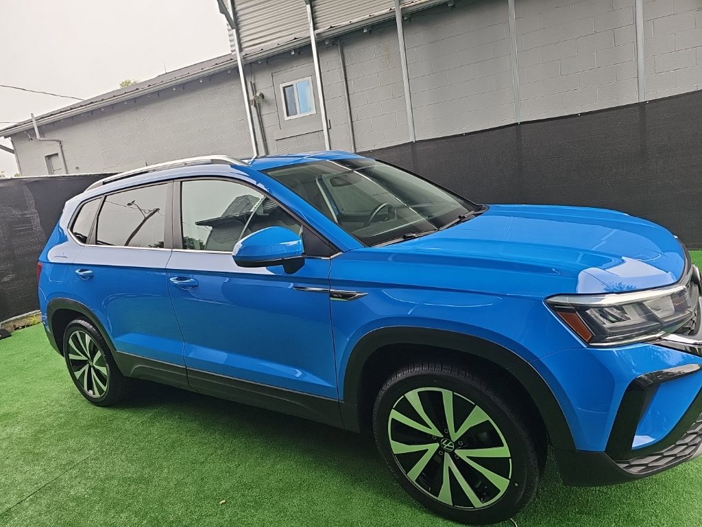 Used 2023 Volkswagen Taos SE w/ Panoramic Sunroof Package FWD image 2