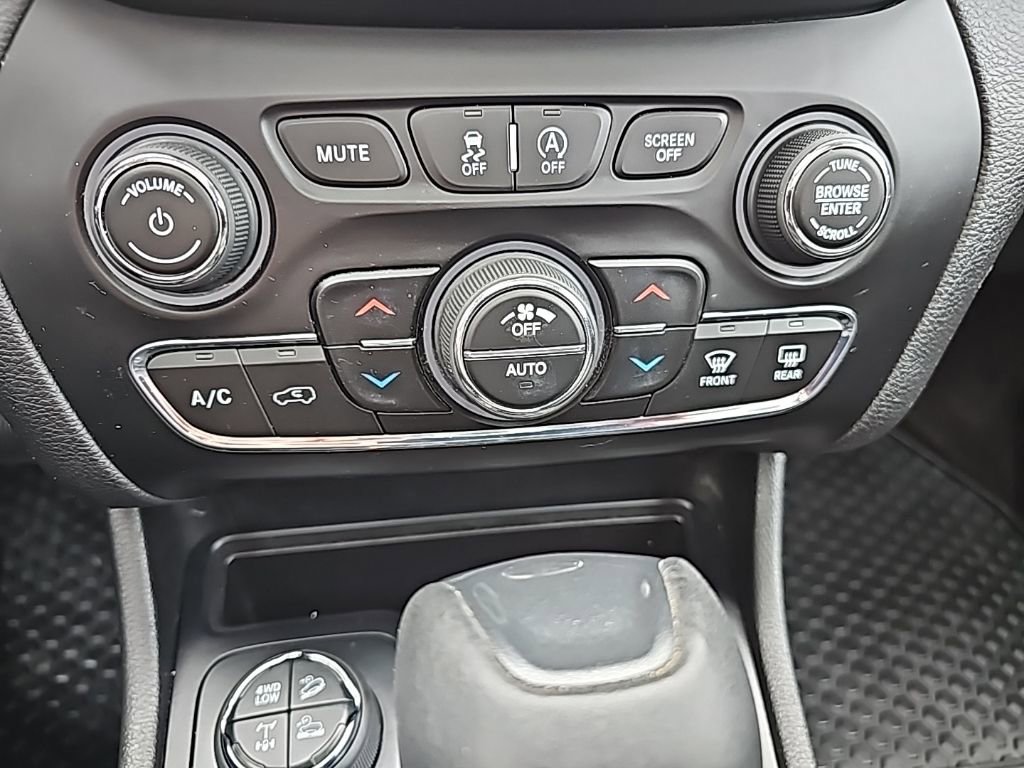 Used 2019 Jeep Cherokee Trailhawk image 32