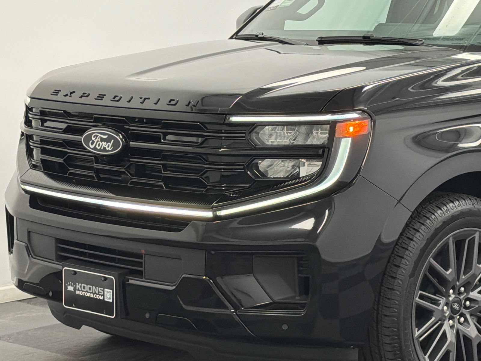 Used 2026 Ford Expedition Platinum w/ Stealth Appearance Package AWD/4WD image 2