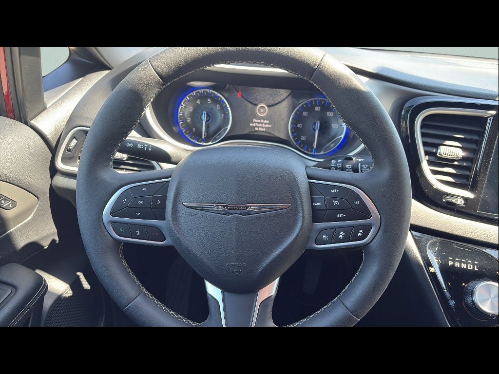 Used 2025 Chrysler Pacifica Select FWD image 17