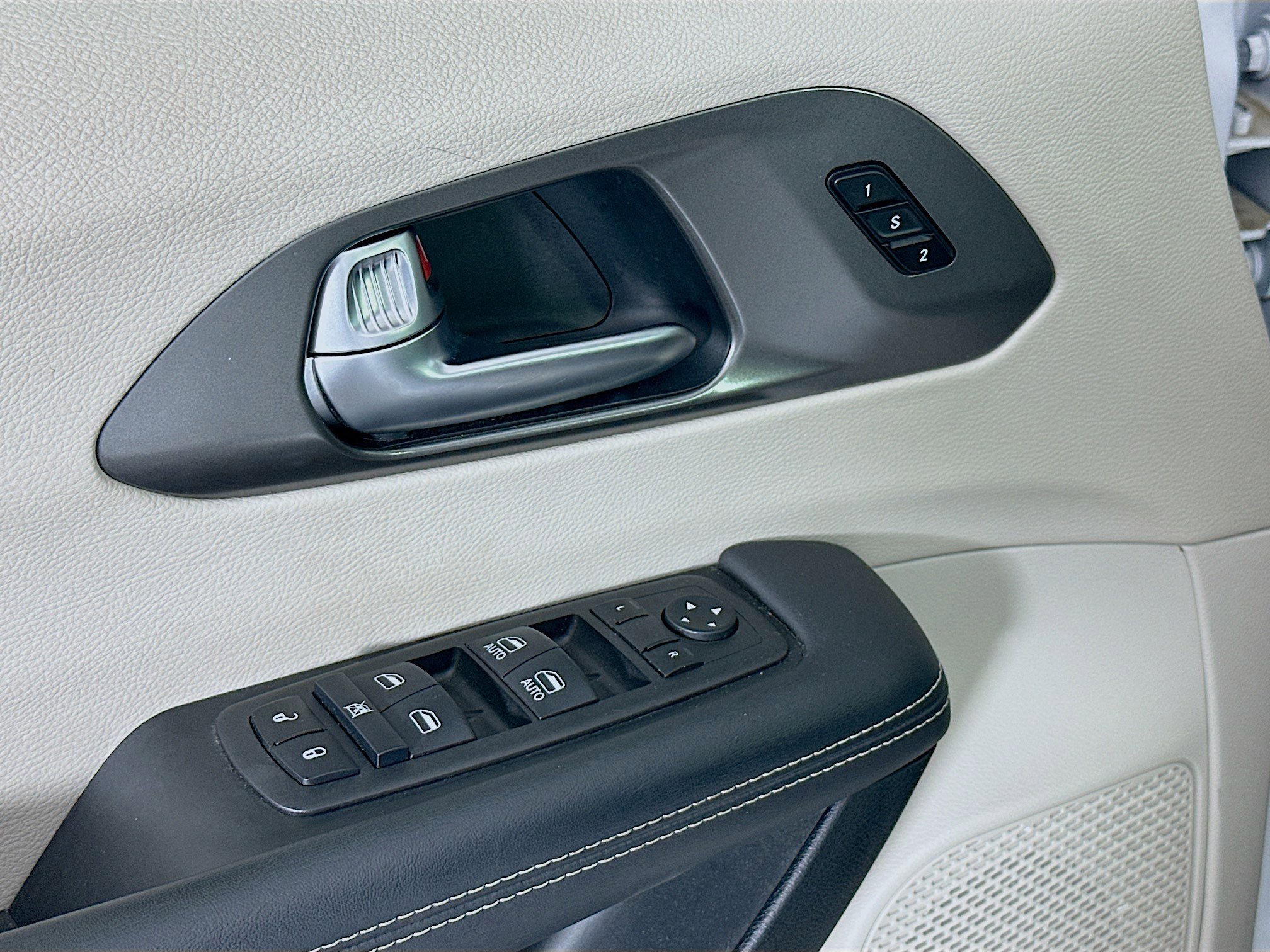 Used 2024 Chrysler Pacifica Touring-L FWD image 15