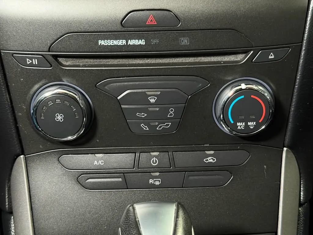 Used 2018 Ford Edge SE FWD image 33