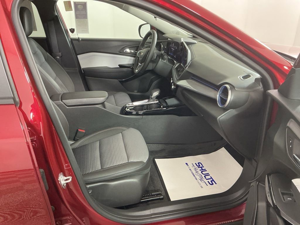Used 2025 Chevrolet Trax LT w/ Driver Confidence Package image 5