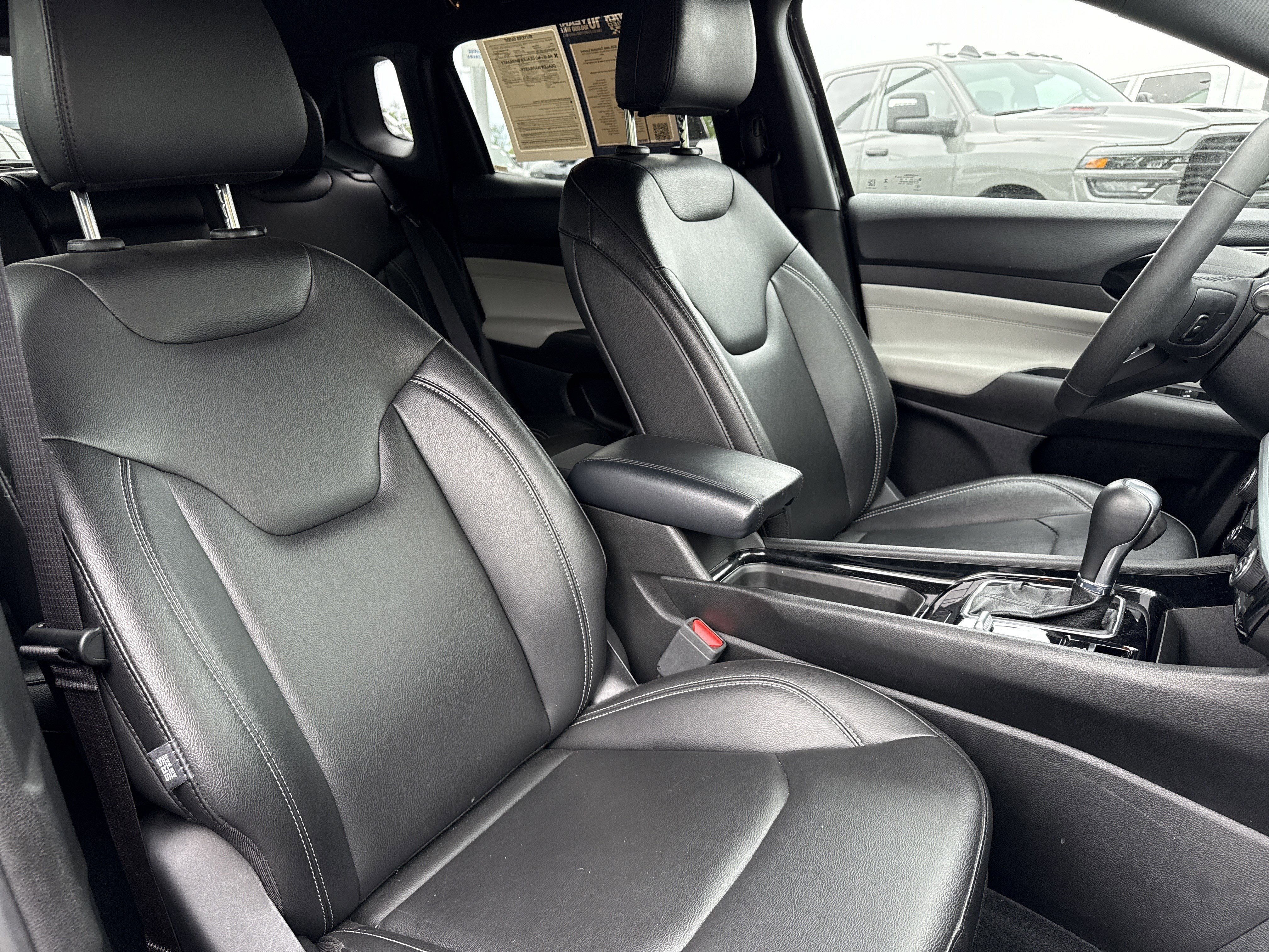 Used 2025 Jeep Compass Limited image 30