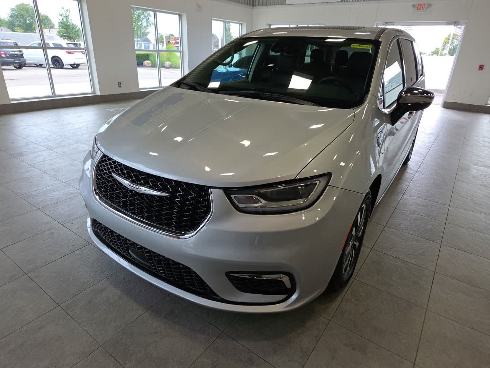 Used 2023 Chrysler Pacifica Limited