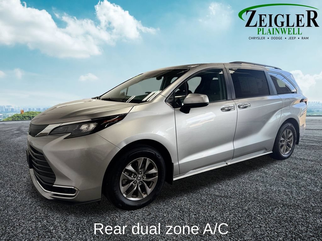 Used 2024 Toyota Sienna XLE FWD image 2