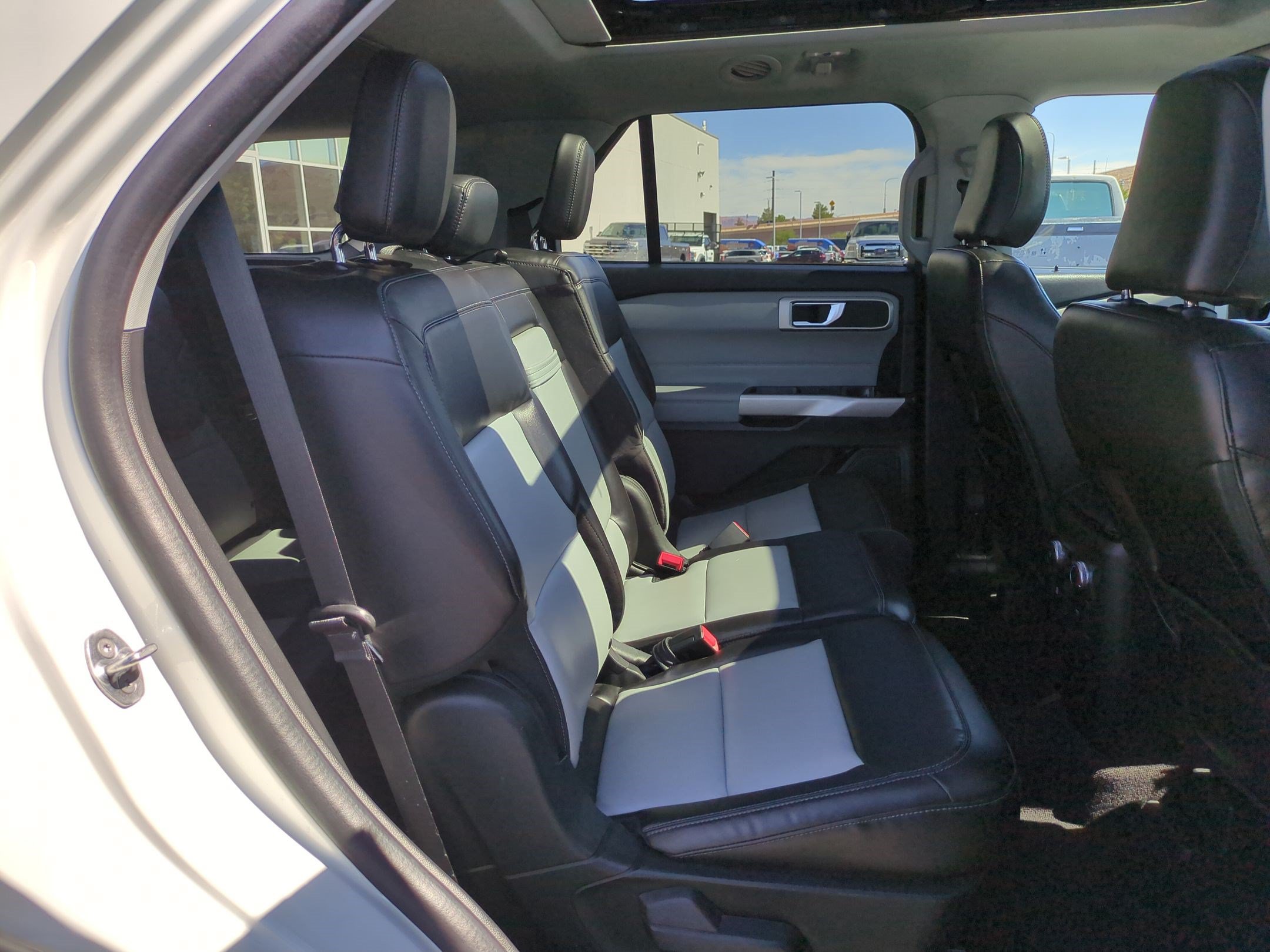 Used 2022 Ford Explorer XLT w/ Equipment Group 202A AWD/4WD image 31