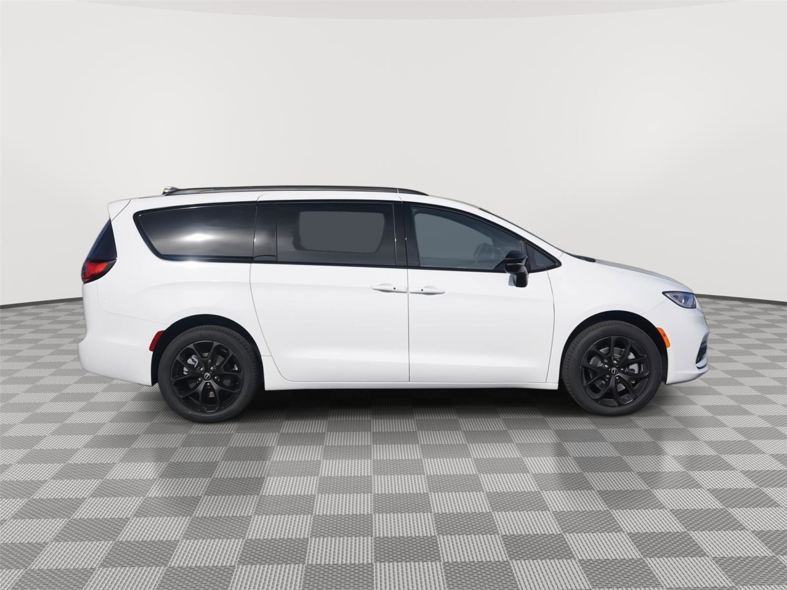 New 2026 Chrysler Pacifica Limited w/ S Appearance Package image 3