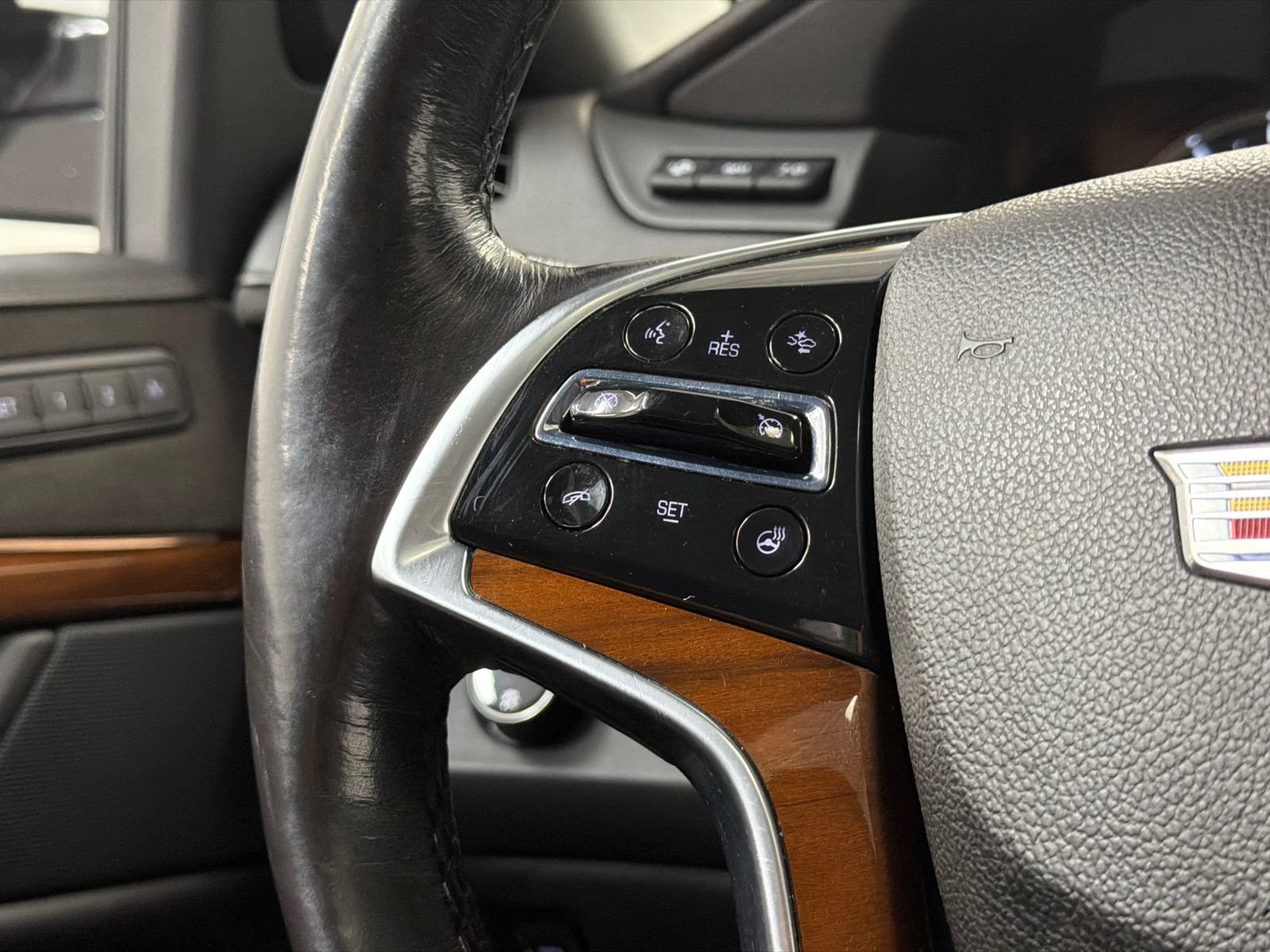 Used 2018 Cadillac Escalade Premium Luxury AWD/4WD image 30