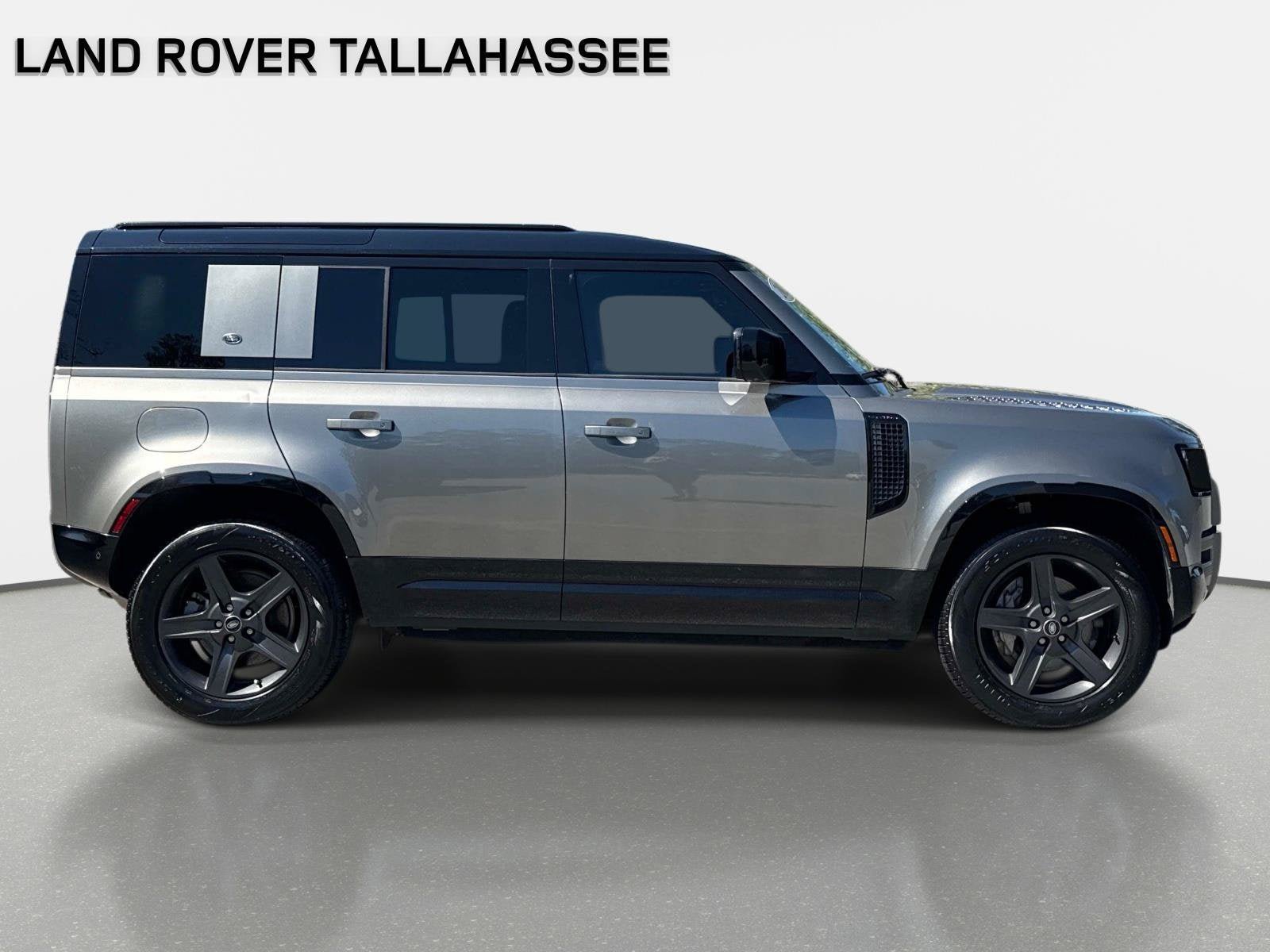 Used 2023 Land Rover Defender 110 X-Dynamic SE AWD/4WD image 4
