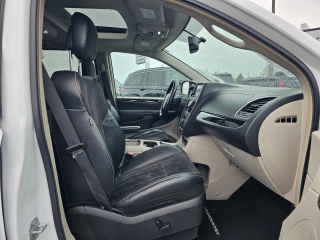 Used 2015 Chrysler Town & Country Limited FWD image 10
