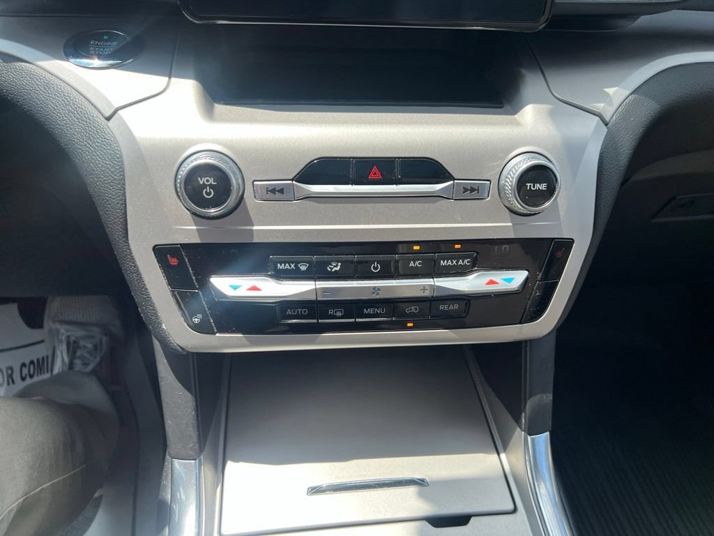 Used 2021 Ford Explorer XLT w/ Equipment Group 202A AWD/4WD image 18