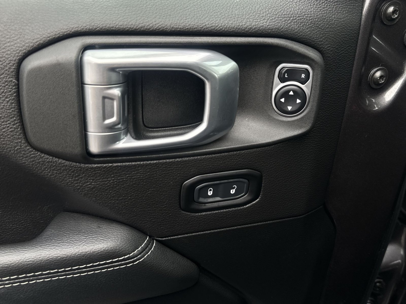 Used 2020 Jeep Wrangler Unlimited Sahara AWD/4WD image 15