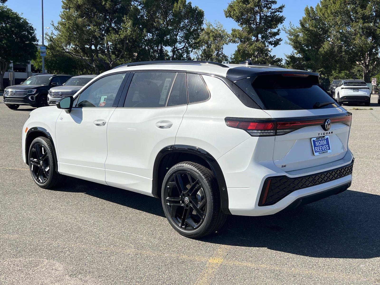 New 2026 Volkswagen Tiguan SE R-Line image 3