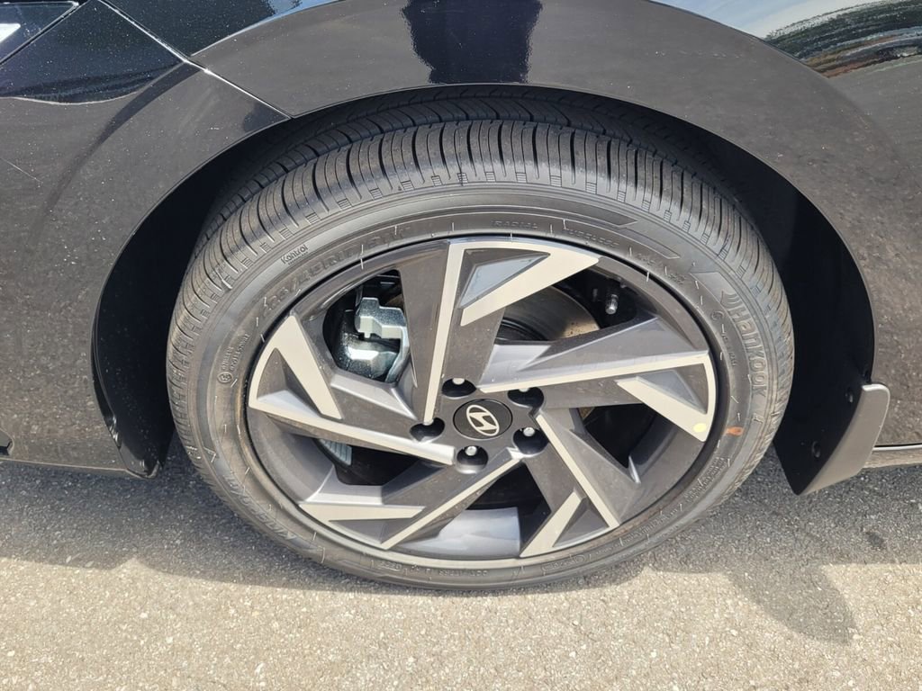 New 2025 Hyundai Elantra SEL image 11