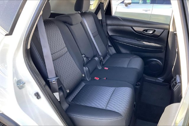 Used 2017 Nissan Rogue SV AWD/4WD image 26