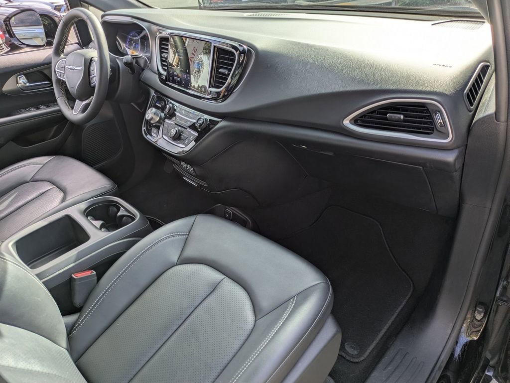 Used 2025 Chrysler Pacifica Select image 34