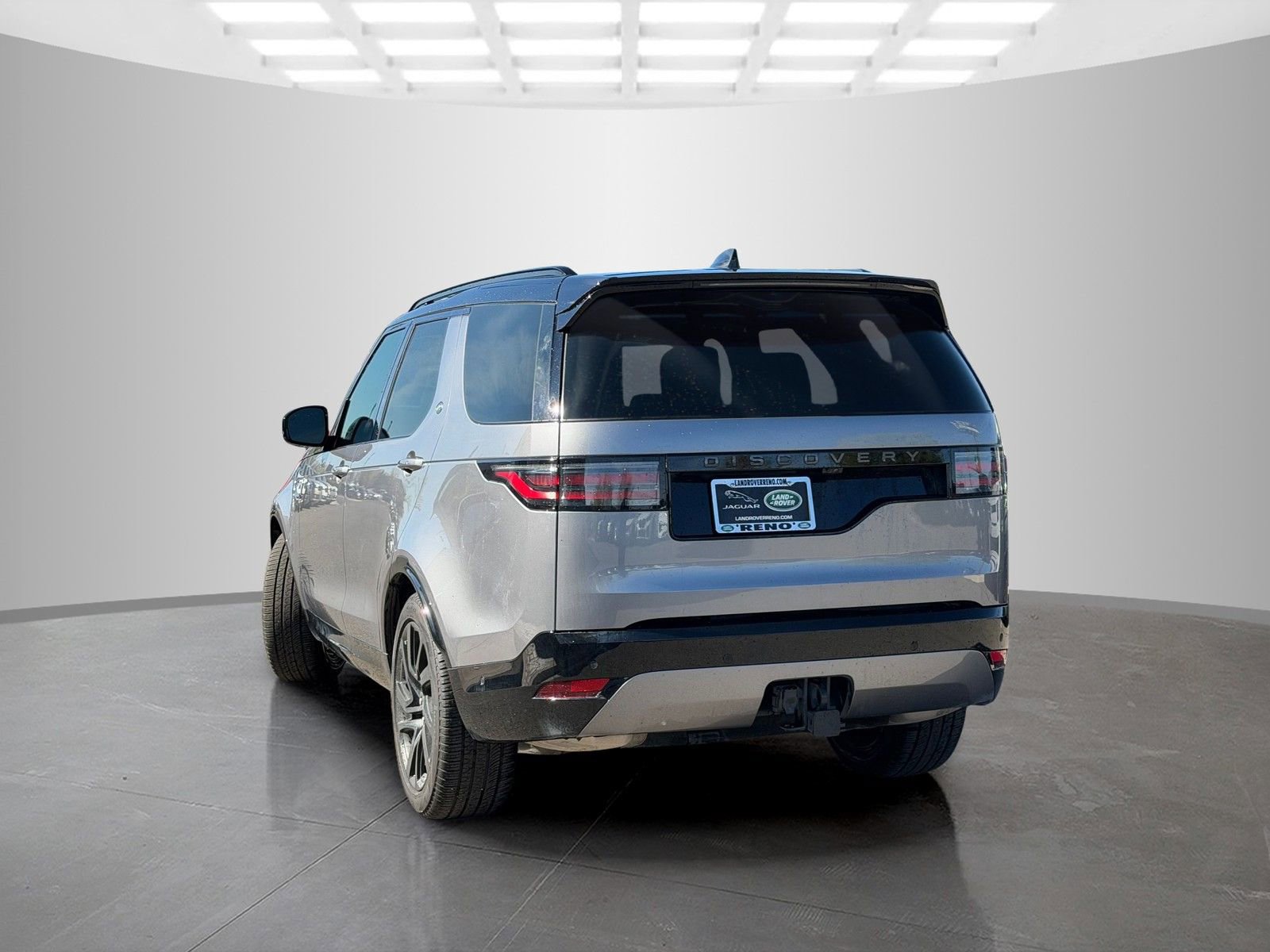 Used 2025 Land Rover Discovery Dynamic SE image 7