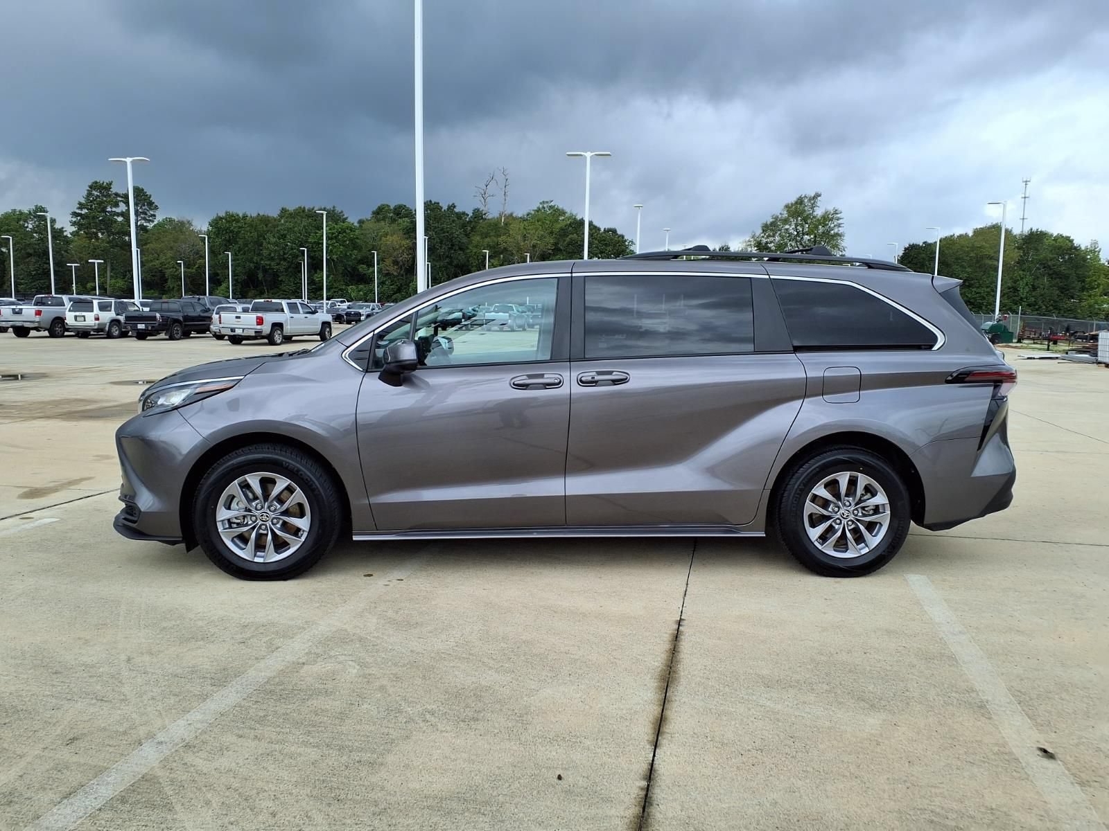 Certified 2023 Toyota Sienna LE FWD image 8
