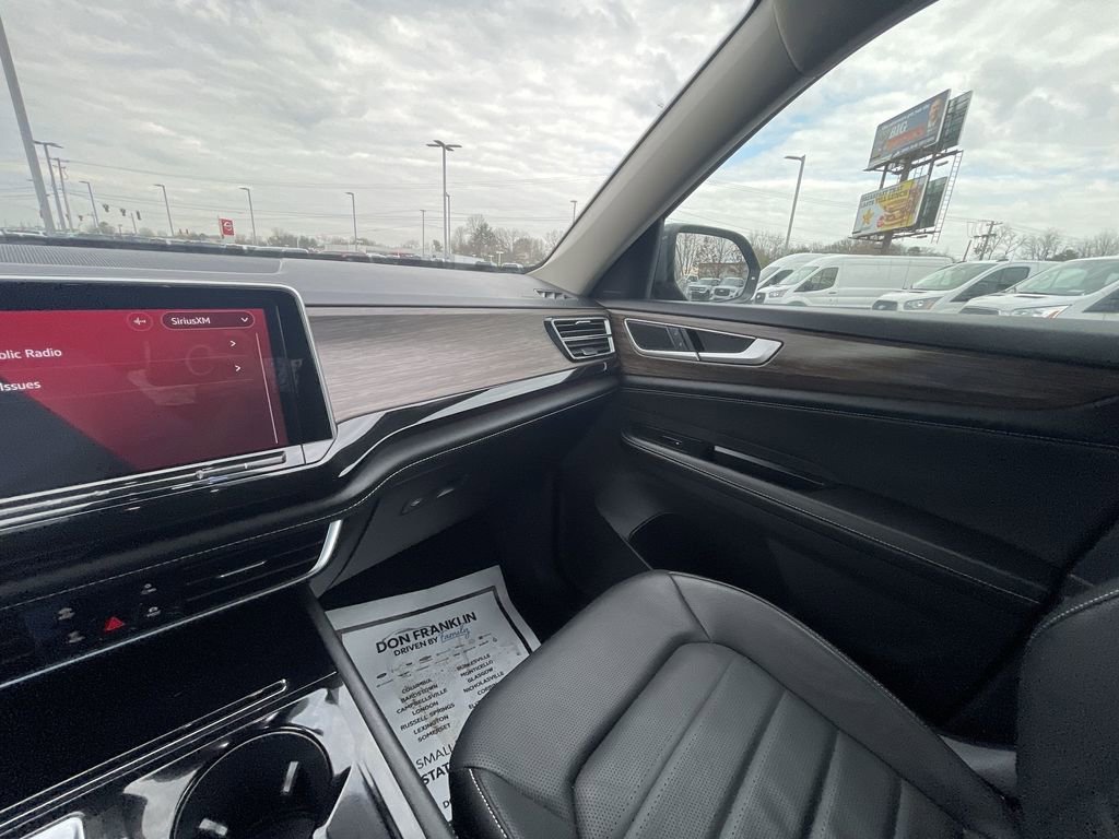 Used 2025 Volkswagen Atlas SEL image 11