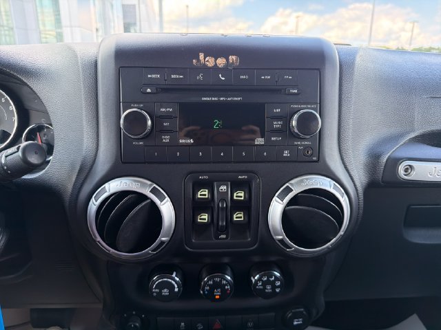 Used 2017 Jeep Wrangler Unlimited Sahara w/ Connectivity Group AWD/4WD image 18