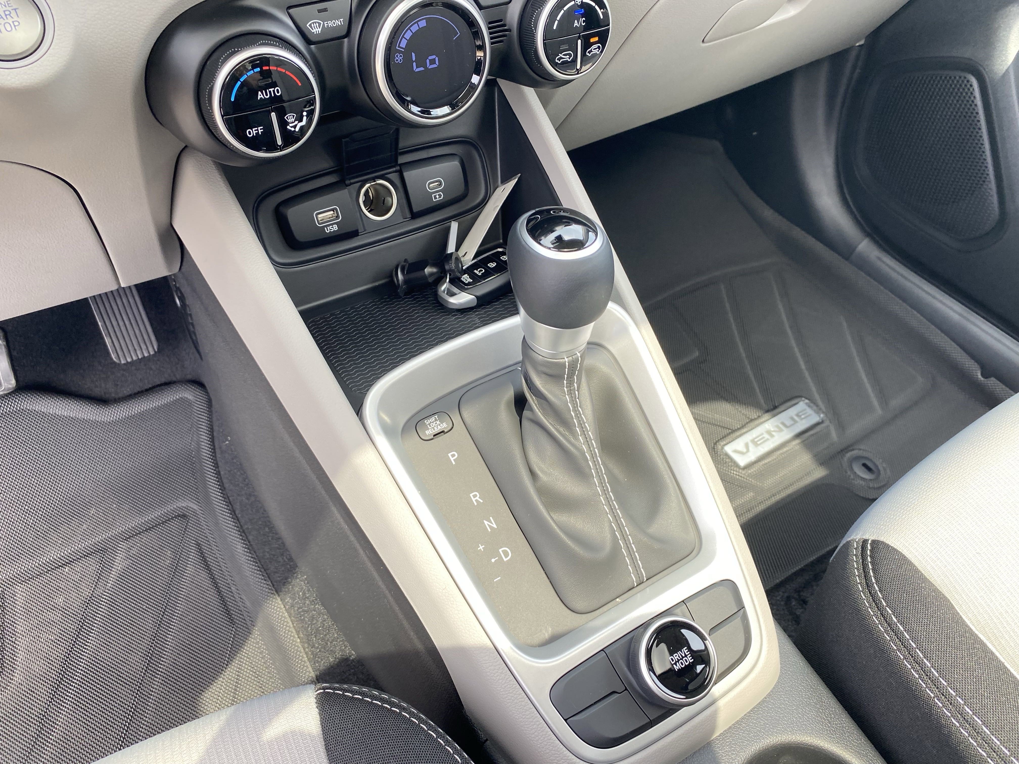 Certified 2025 Hyundai Venue SEL image 22