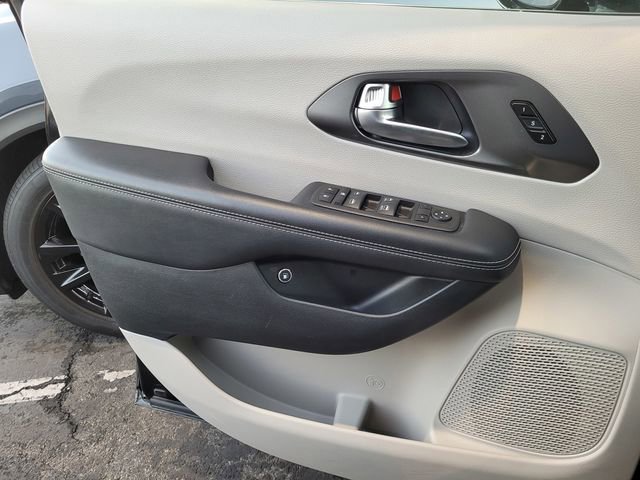 Used 2024 Chrysler Pacifica Select image 14