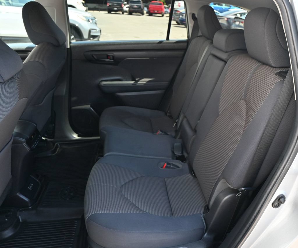 Used 2022 Toyota Highlander LE FWD image 14