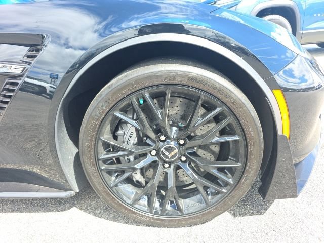 Used 2015 Chevrolet Corvette Z06 w/ 3LZ Preferred Equipment Group RWD image 11