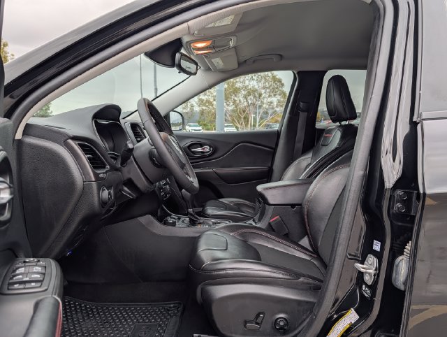 Used 2021 Jeep Cherokee Trailhawk AWD/4WD image 11