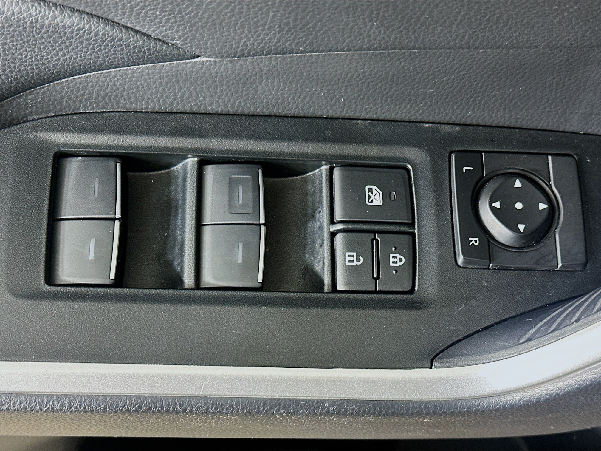 Used 2025 Toyota RAV4 XLE FWD image 15