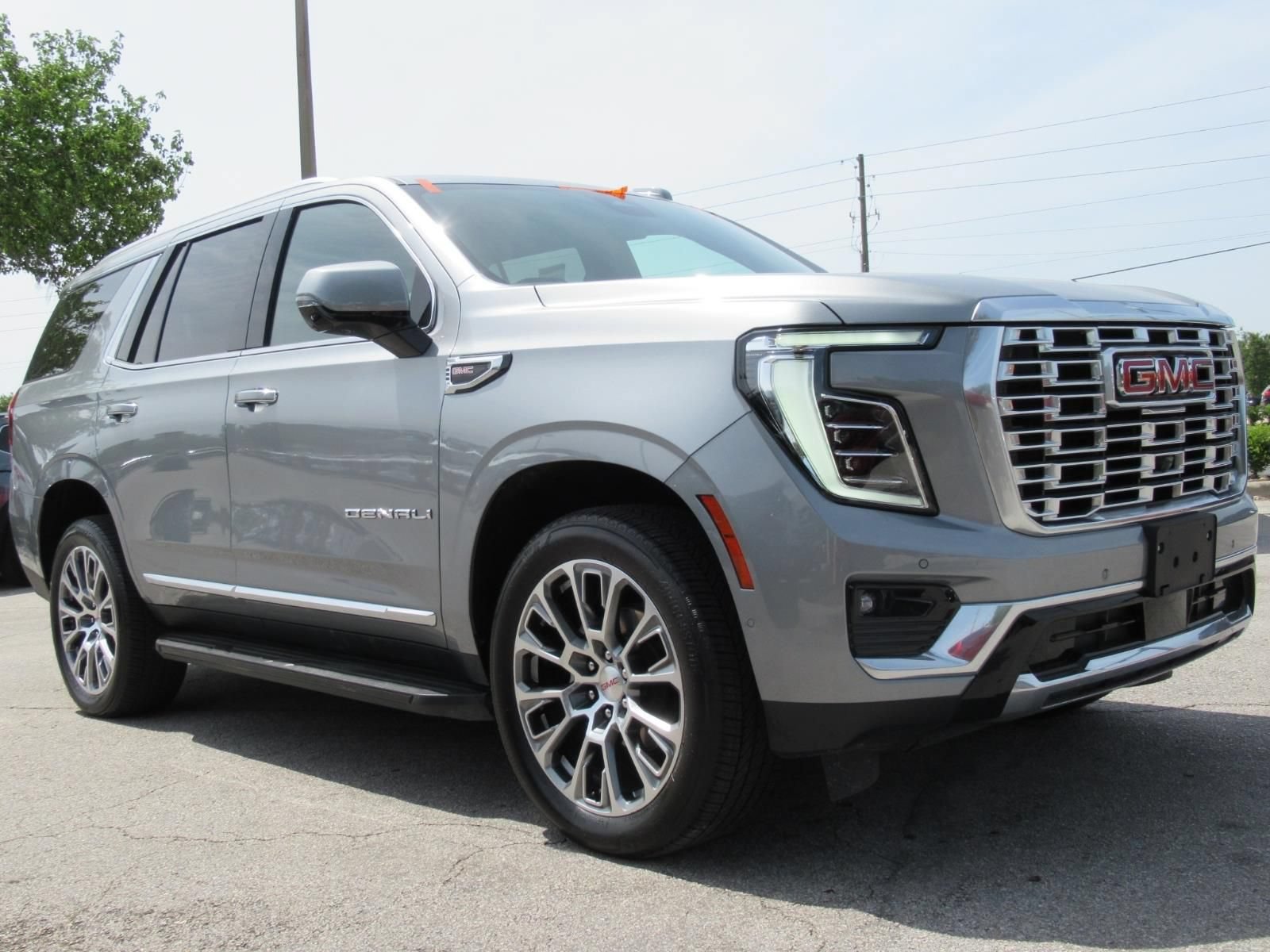 Used 2025 GMC Yukon Denali AWD/4WD image 1