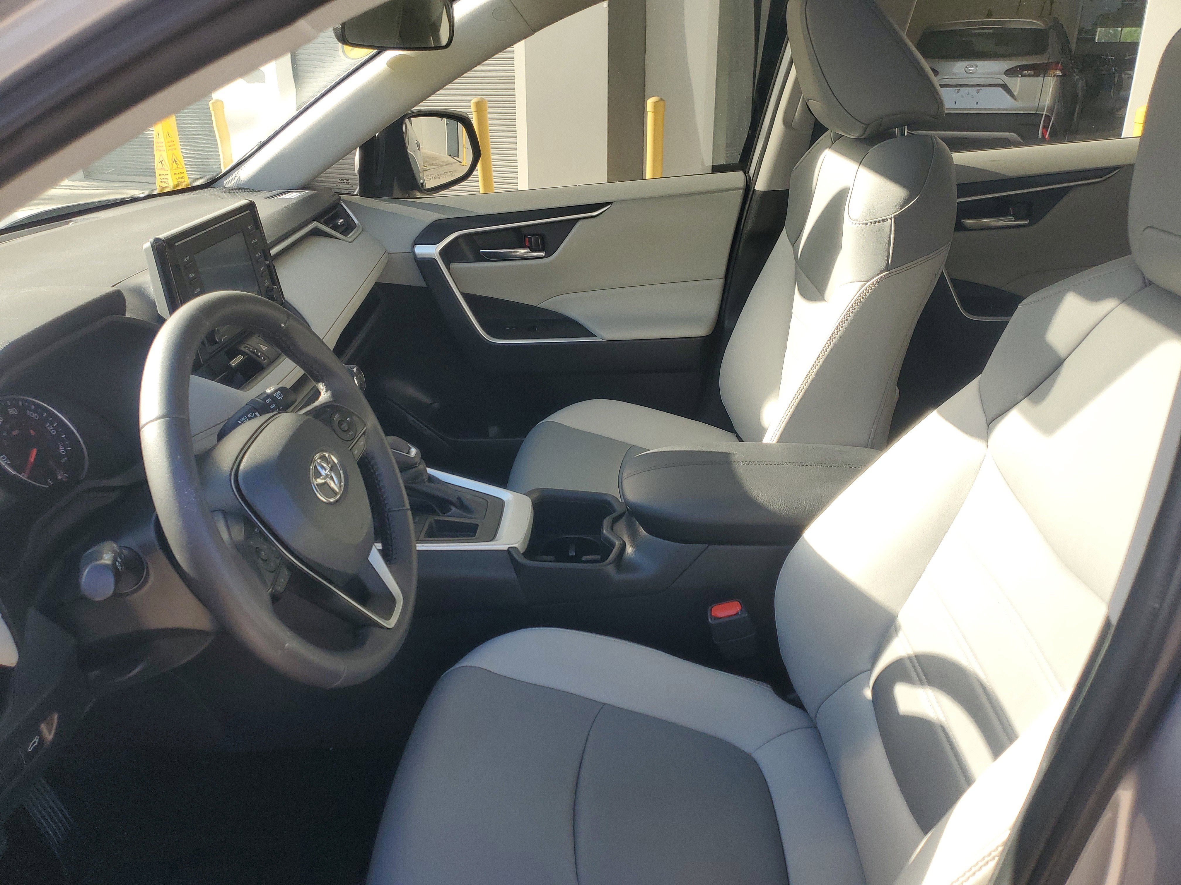 Used 2022 Toyota RAV4 XLE Premium image 18