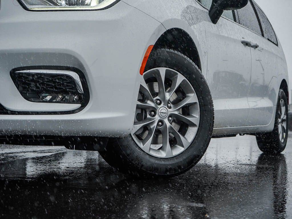 Used 2026 Chrysler Pacifica Select AWD/4WD image 6