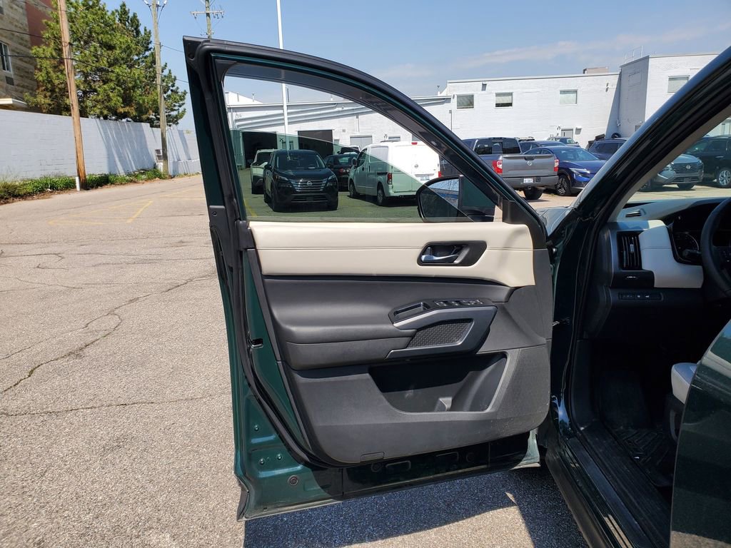 Used 2023 Nissan Pathfinder SL AWD/4WD image 15