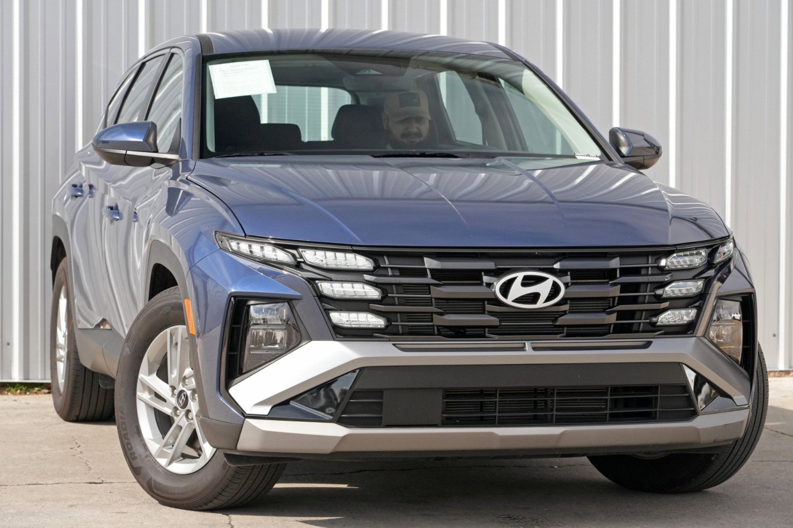 Used 2025 Hyundai Tucson SE image 2