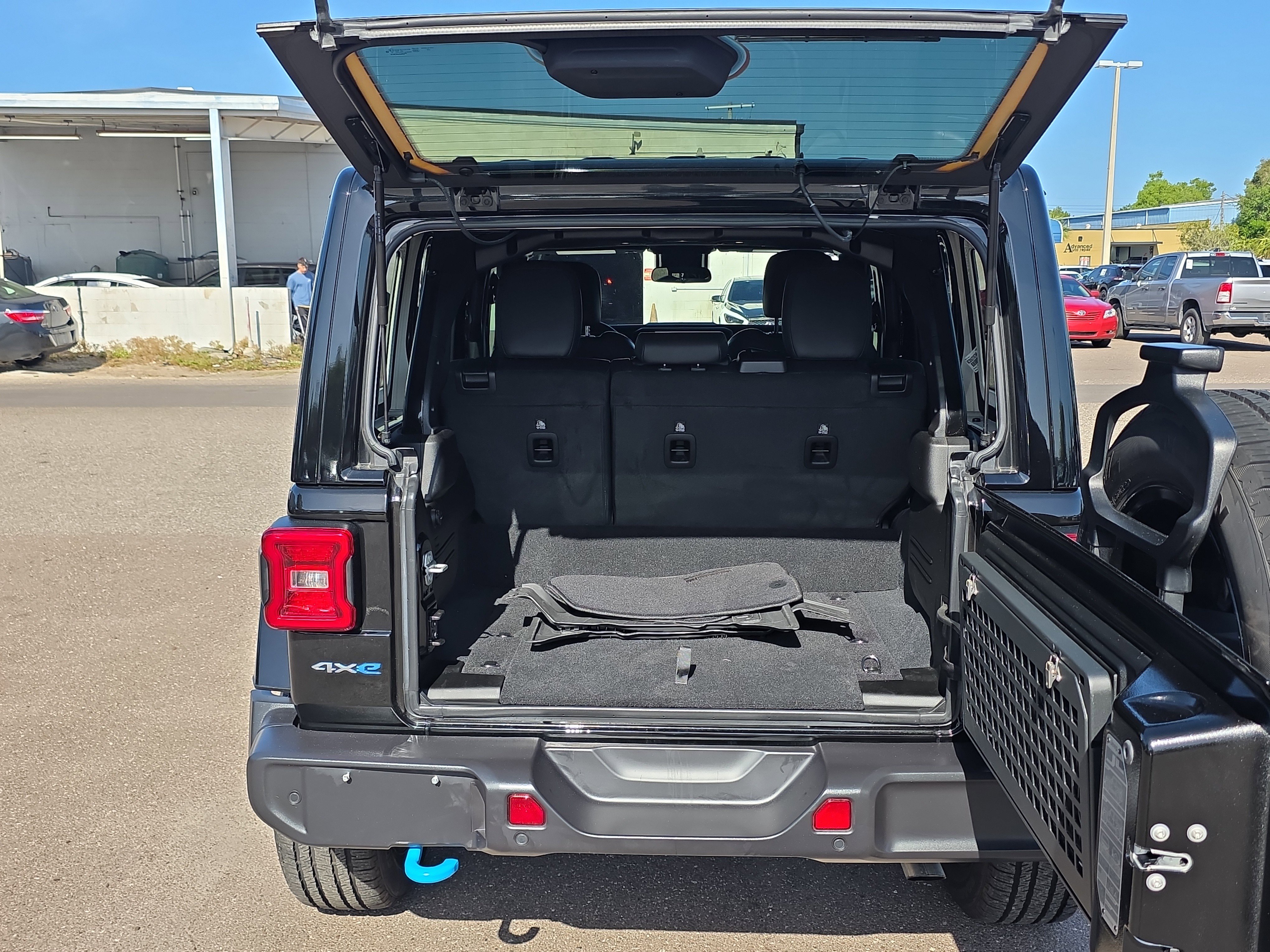 Used 2024 Jeep Wrangler Sahara w/ Safety Group image 12