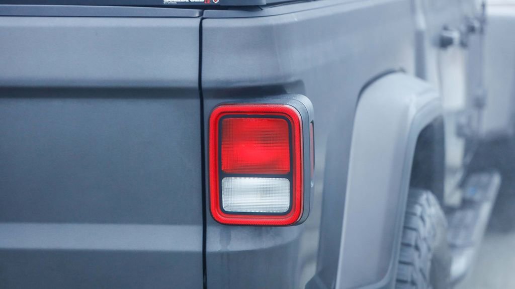 Certified 2021 Jeep Gladiator Willys image 10