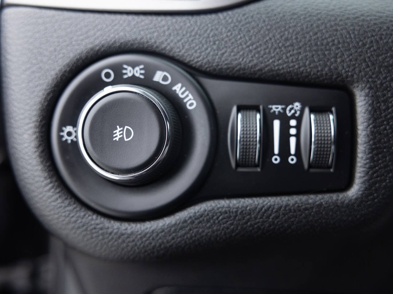 Used 2019 Jeep Cherokee Latitude Plus w/ Cold Weather Group FWD image 36