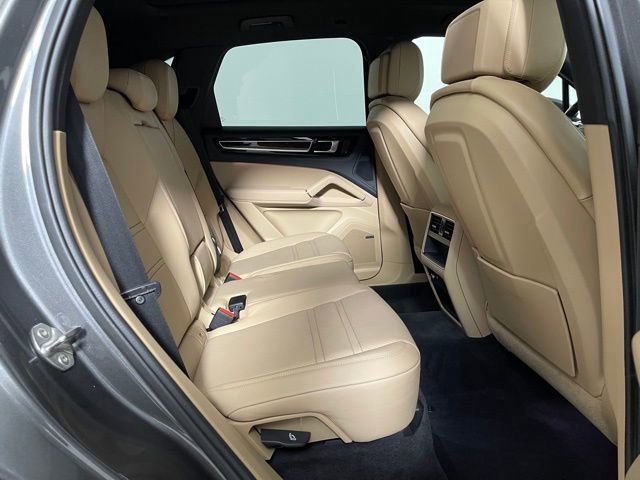 Used 2023 Porsche Cayenne w/ Premium Package image 22